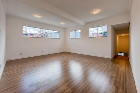 Casa para alugar com 300m², 5 quartos e 2 vagas Casa para alugar com 300m², 5 quartos e 2 vagasSala de TV - 1º Piso