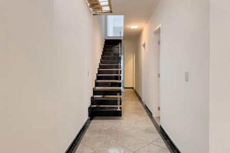 Casa para alugar com 300m², 5 quartos e 2 vagas Casa para alugar com 300m², 5 quartos e 2 vagasEscada
