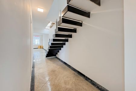 Casa para alugar com 300m², 5 quartos e 2 vagas Casa para alugar com 300m², 5 quartos e 2 vagasEscada