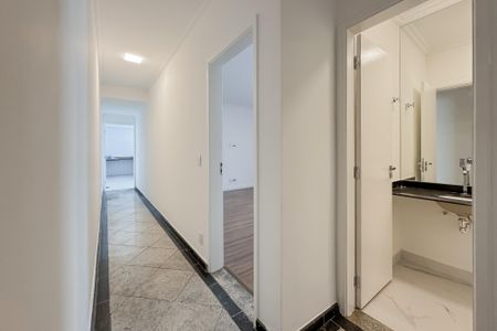 Casa para alugar com 300m², 5 quartos e 2 vagas Casa para alugar com 300m², 5 quartos e 2 vagasCorredor