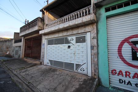 Casa à venda com 125m², 2 quartos e 2 vagas Casa à venda com 125m², 2 quartos e 2 vagasFachada