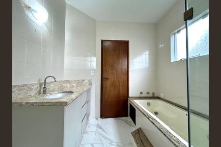 Casa para alugar com 320m², 5 quartos e 3 vagasBanheiro suíte 2