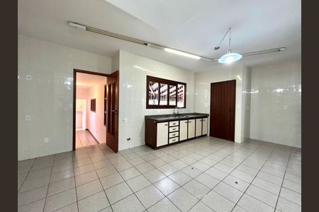 Casa para alugar com 320m², 5 quartos e 3 vagasCozinha 