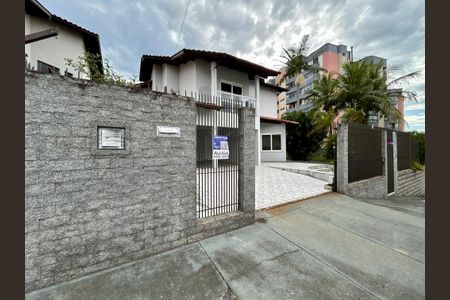 Casa para alugar com 320m², 5 quartos e 3 vagasFachada