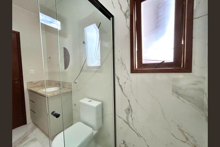 Casa para alugar com 320m², 5 quartos e 3 vagasBanheiro social 