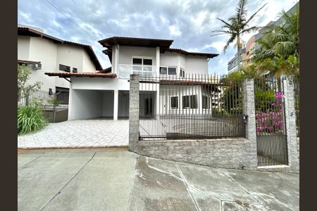 Casa para alugar com 320m², 5 quartos e 3 vagasFachada