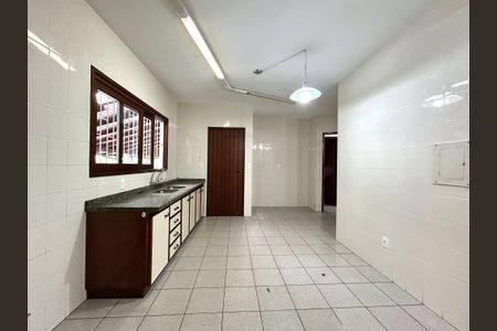 Casa para alugar com 320m², 5 quartos e 3 vagasCozinha 