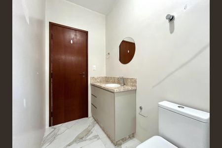 Casa para alugar com 320m², 5 quartos e 3 vagasBanheiro social 