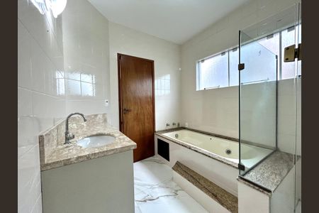 Casa para alugar com 320m², 5 quartos e 3 vagasBanheiro suíte 2