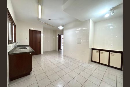 Casa para alugar com 320m², 5 quartos e 3 vagasCozinha 
