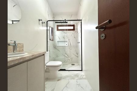 Casa para alugar com 320m², 5 quartos e 3 vagasBanheiro social 