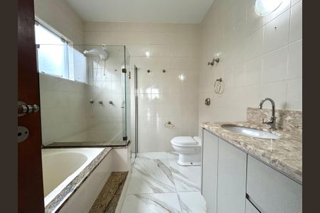 Casa para alugar com 320m², 5 quartos e 3 vagasBanheiro suíte 2