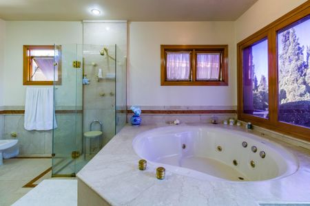 Casa à venda com 735m², 4 quartos e 6 vagasBanheiro da Suíte 1