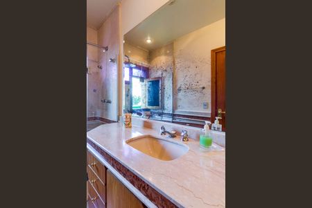 Casa à venda com 735m², 4 quartos e 6 vagasBanheiro da Suíte 4