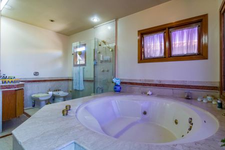 Casa à venda com 735m², 4 quartos e 6 vagasBanheiro da Suíte 1