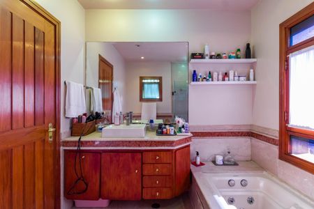 Casa à venda com 735m², 4 quartos e 6 vagasBanheiro da Suíte 2