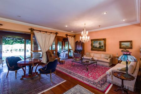 Casa à venda com 735m², 4 quartos e 6 vagasSala