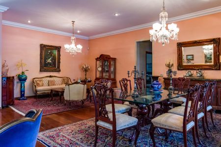 Casa à venda com 735m², 4 quartos e 6 vagasSala