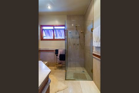 Casa à venda com 735m², 4 quartos e 6 vagasBanheiro da Suíte 1