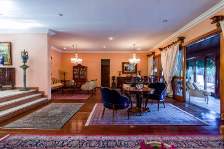 Casa à venda com 735m², 4 quartos e 6 vagasSala
