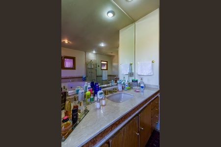 Casa à venda com 735m², 4 quartos e 6 vagasBanheiro da Suíte 1