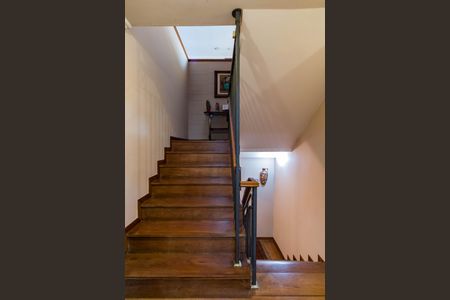 Casa à venda com 735m², 4 quartos e 6 vagasEscada