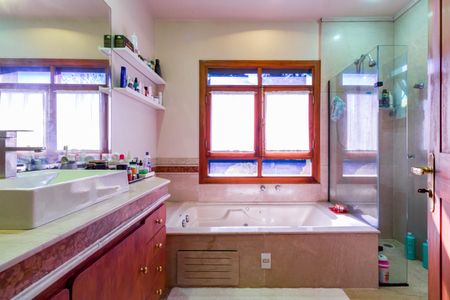 Casa à venda com 735m², 4 quartos e 6 vagasBanheiro da Suíte 2