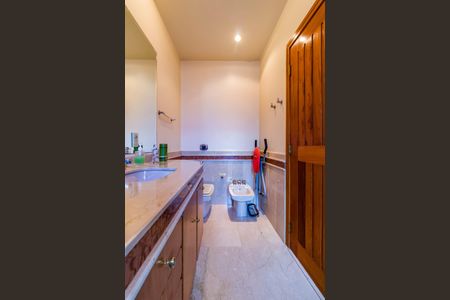 Casa à venda com 735m², 4 quartos e 6 vagasBanheiro da Suíte 4