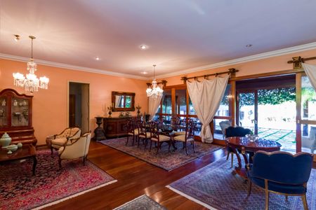 Casa à venda com 735m², 4 quartos e 6 vagasSala