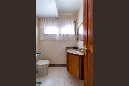 Casa à venda com 735m², 4 quartos e 6 vagasBanheiro de Serviço