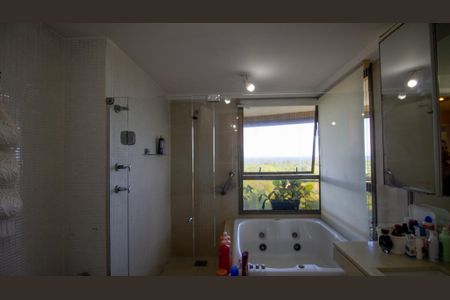 Apartamento à venda com 262m², 4 quartos e 3 vagasBanheiro da Suíte 1