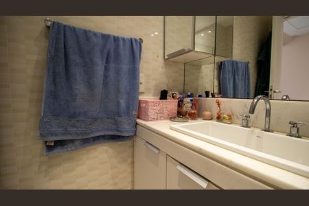 Apartamento à venda com 262m², 4 quartos e 3 vagasBanheiro da Suíte 2