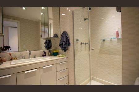 Apartamento à venda com 262m², 4 quartos e 3 vagasBanheiro da Suíte 2