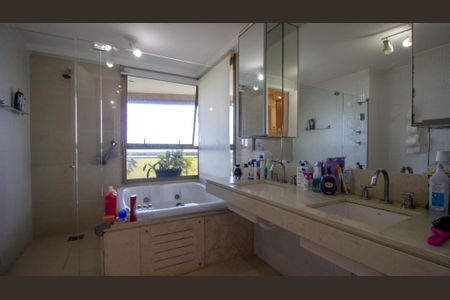 Apartamento à venda com 262m², 4 quartos e 3 vagasBanheiro da Suíte 1