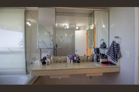 Apartamento à venda com 262m², 4 quartos e 3 vagasBanheiro da Suíte 1