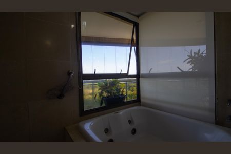 Apartamento à venda com 262m², 4 quartos e 3 vagasBanheiro da Suíte 1