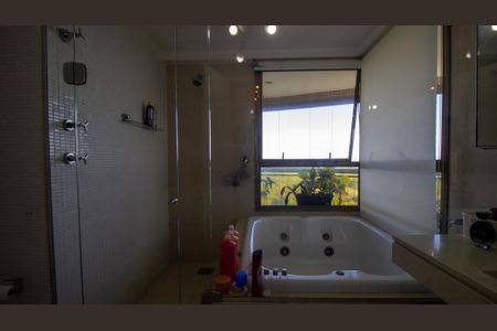 Apartamento à venda com 262m², 4 quartos e 3 vagasBanheiro da Suíte 1