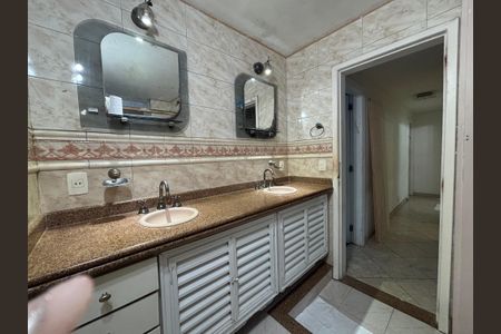 Apartamento à venda com 210m², 4 quartos e 1 vaga Apartamento à venda com 210m², 4 quartos e 1 vagaBanheiro social