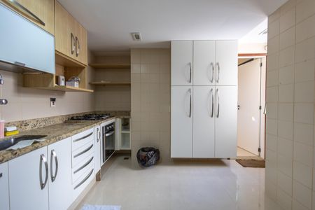 Apartamento à venda com 180m², 2 quartos e 2 vagasCozinha