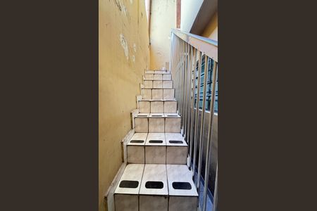 Casa à venda com 82m², 2 quartos e sem vaga Casa à venda com 82m², 2 quartos e sem vagaEscada