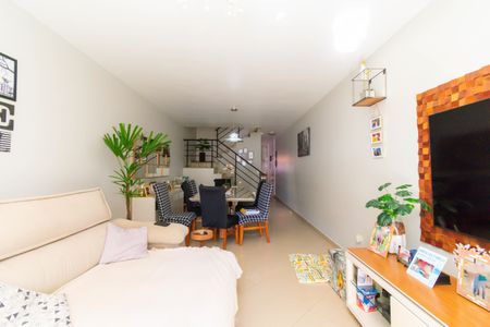 Casa de condomínio à venda com 163m², 3 quartos e 3 vagas Casa de condomínio à venda com 163m², 3 quartos e 3 vagasSala