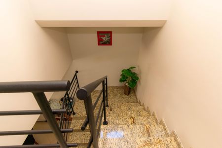 Casa de condomínio à venda com 163m², 3 quartos e 3 vagas Casa de condomínio à venda com 163m², 3 quartos e 3 vagasEscada