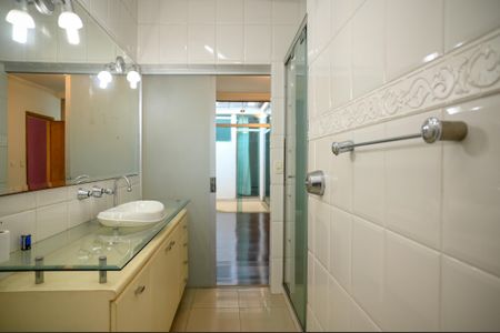 Casa à venda com 290m², 4 quartos e 3 vagas Casa à venda com 290m², 4 quartos e 3 vagasBanheiro da Suite 1