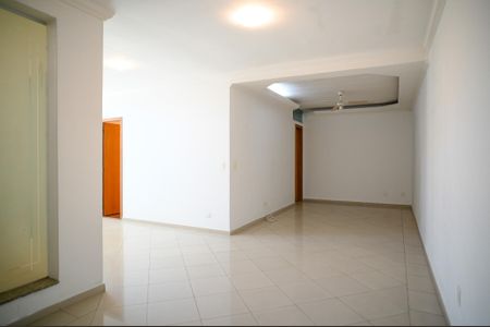 Casa à venda com 290m², 4 quartos e 3 vagas Casa à venda com 290m², 4 quartos e 3 vagasSala de TV