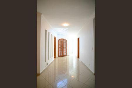 Casa à venda com 290m², 4 quartos e 3 vagas Casa à venda com 290m², 4 quartos e 3 vagasCorredor 2