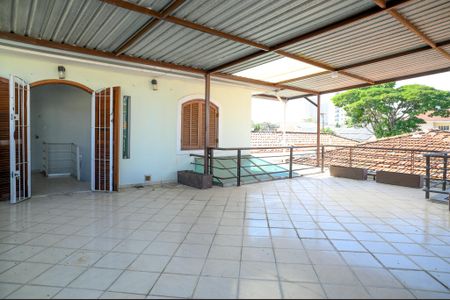 Casa à venda com 290m², 4 quartos e 3 vagas Casa à venda com 290m², 4 quartos e 3 vagasTerraço