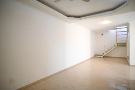 Casa à venda com 290m², 4 quartos e 3 vagas Casa à venda com 290m², 4 quartos e 3 vagasSala de TV