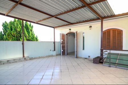 Casa à venda com 290m², 4 quartos e 3 vagas Casa à venda com 290m², 4 quartos e 3 vagasTerraço