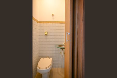 Casa à venda com 290m², 4 quartos e 3 vagas Casa à venda com 290m², 4 quartos e 3 vagasLavabo - Sala de TV