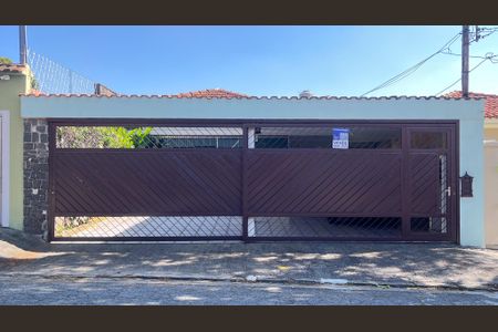 Casa à venda com 290m², 4 quartos e 3 vagas Casa à venda com 290m², 4 quartos e 3 vagasFachada e Placa